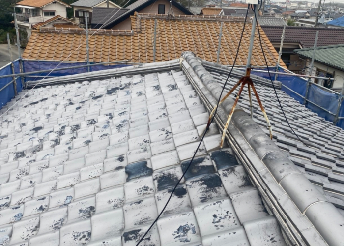 三木市　漆喰の剥がれた棟瓦