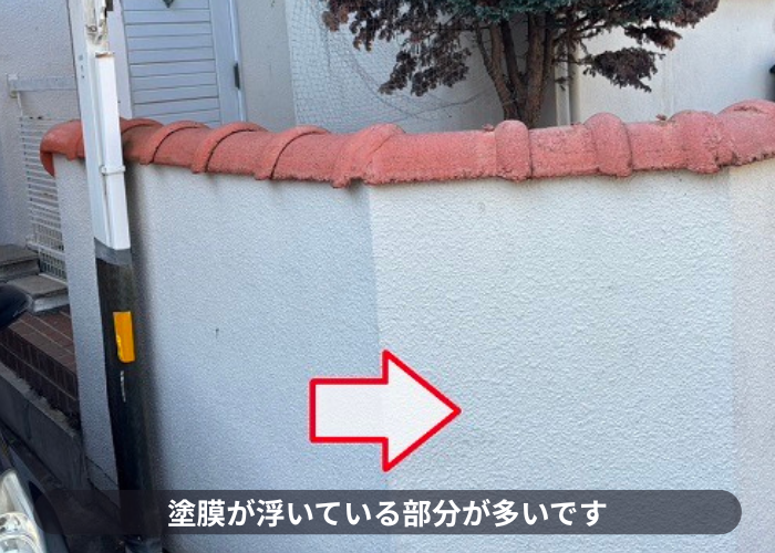三木市　擁壁の塗膜が浮いている部分が多いです