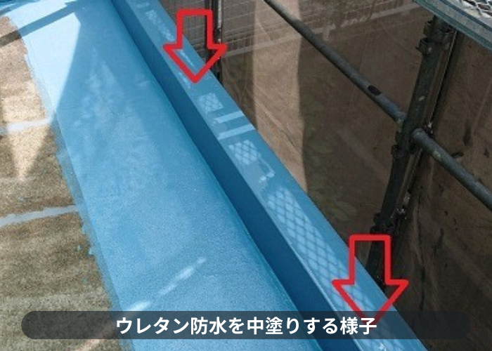 西宮市　西宮市でのベランダ防水で中塗りしている様子