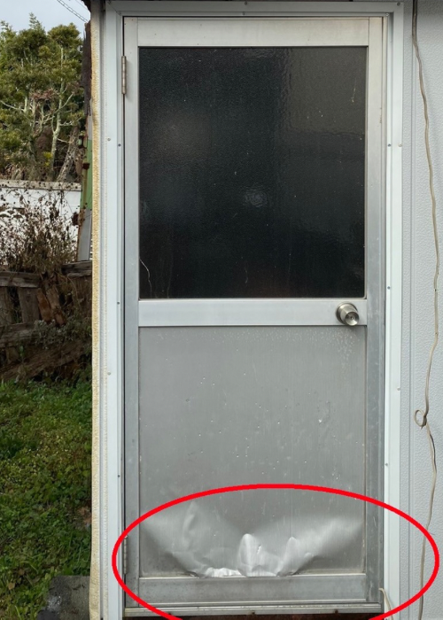 三木市　凹んだ扉