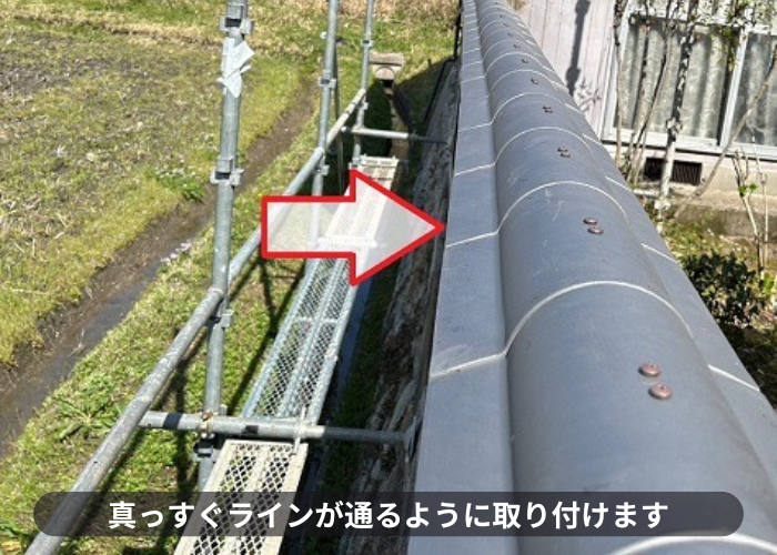 三木市　擁壁の笠木瓦を取り付けている様子