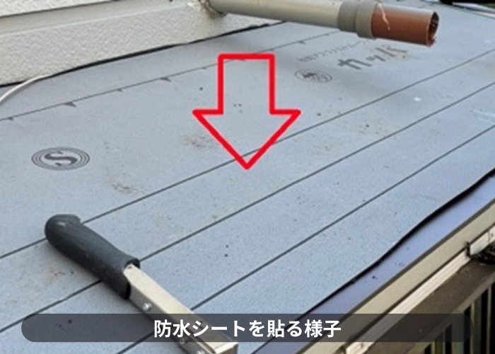 尼崎市　腐食している庇屋根に防水シートを貼った様子