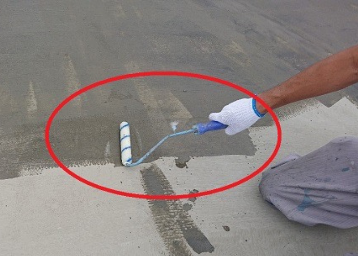 神戸市灘区　屋上防水工事でプライマーを塗っている様子