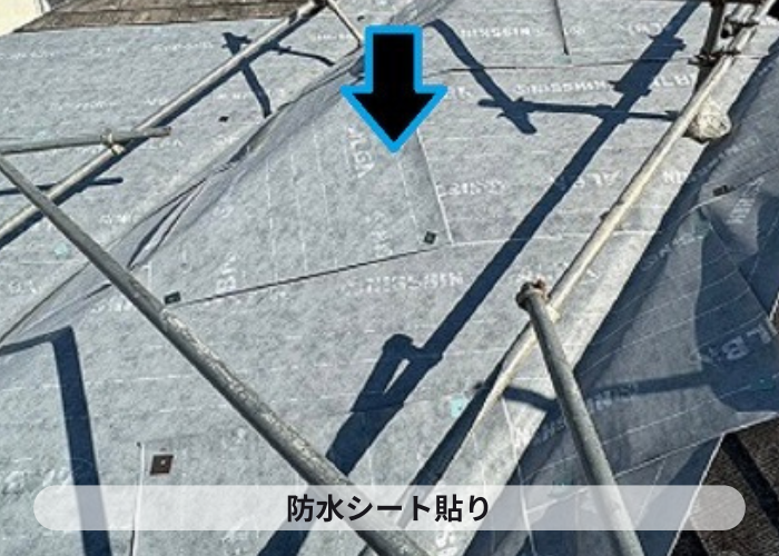 市川町の皆様へ姫路市で行ったＳＧＬ鋼板屋根材を用いた屋根カバー工事を行った現場で防水シート貼り