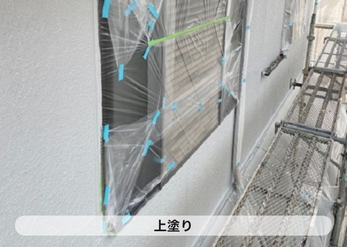 加西市　外壁塗り替えで上塗りしている様子