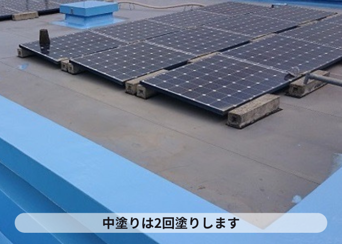 西宮市　雨漏りを解消するためにウレタン防水を中塗りしている様子