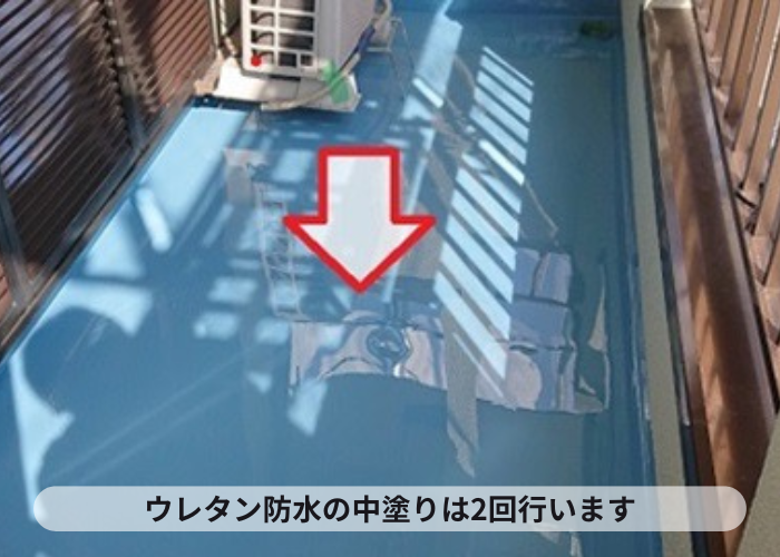 西宮市　ベランダ防水の中塗り作業は2回塗りが鉄則