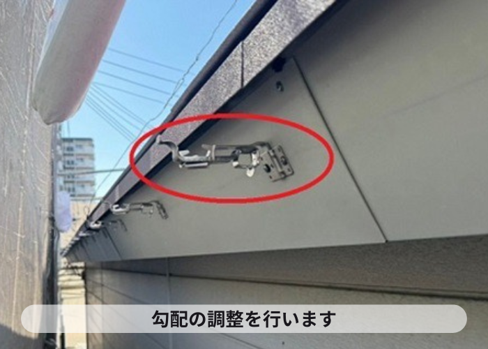 猪名川町　外れかけの雨樋交換としてステンレス金具とシルビスケアＰＣ５０を使用する現場でステンレス製金具設置