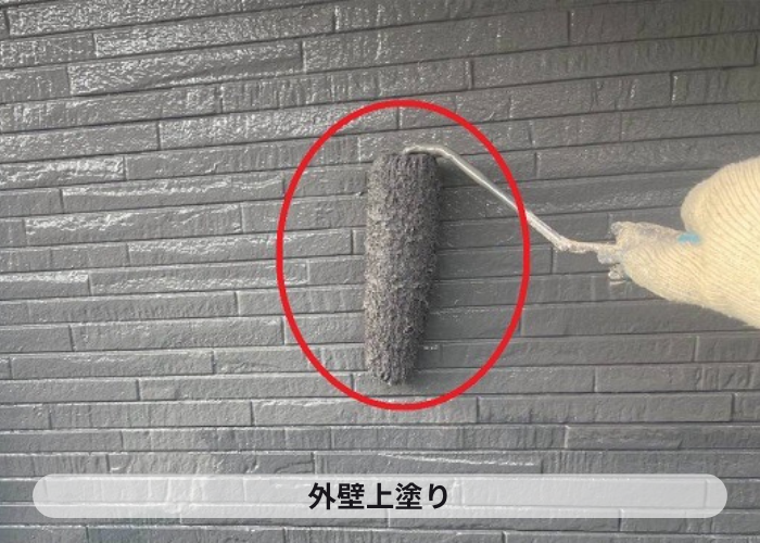 小野市でプレミアムシリコンを用いた外壁塗装工事を行った現場で上塗り