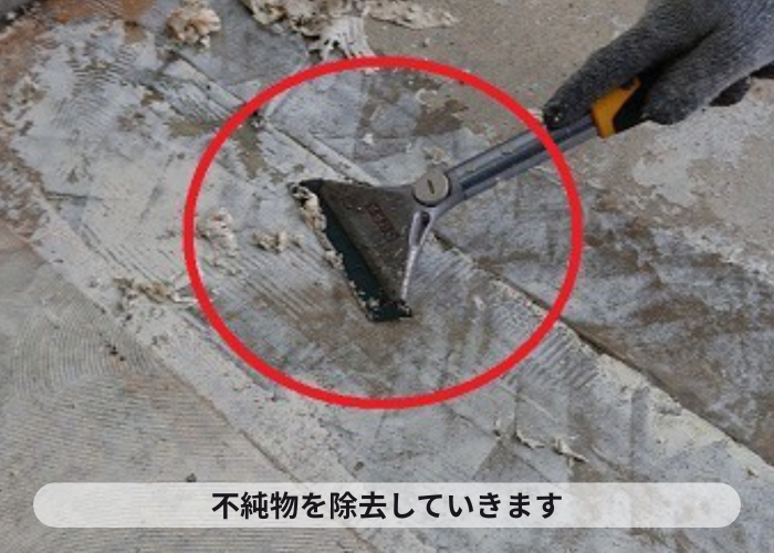 市川町　共用廊下をケレンしている様子