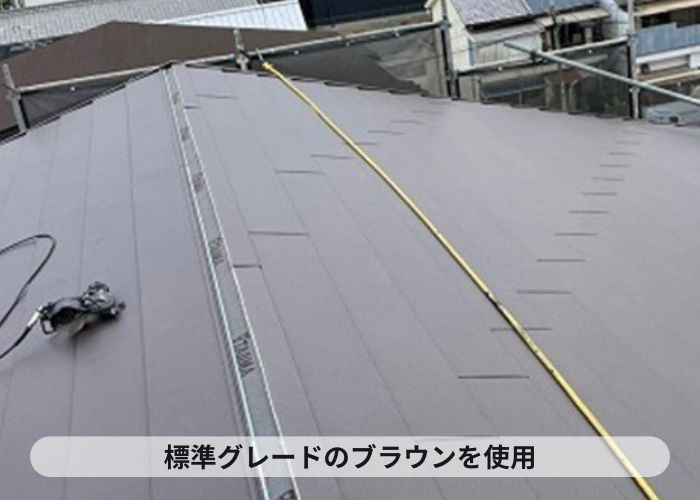 猪名川町　屋根カバー工事でIG工業スーパーガルテクトを葺いている様子