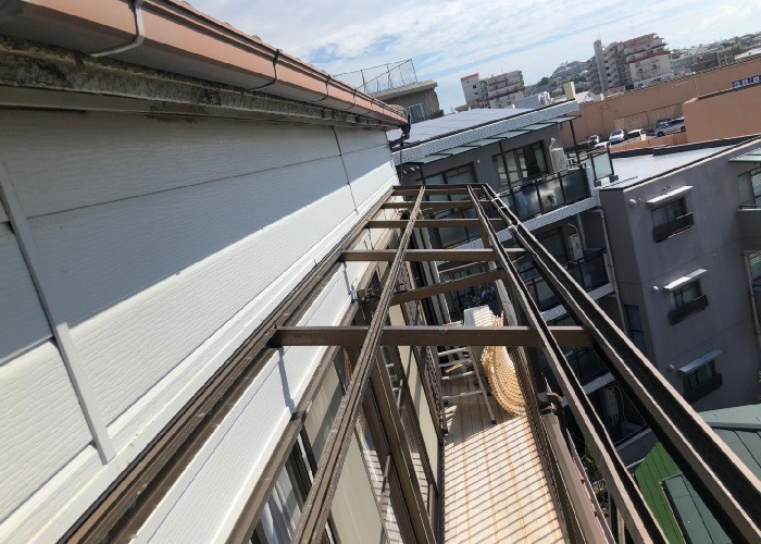 神戸市中央区　ベランダ上のポリカ波板が飛散して無くなっている様子