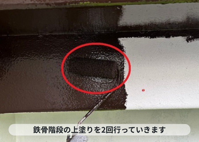 神戸市中央区　鉄骨階段の上塗りを2回行っている様子