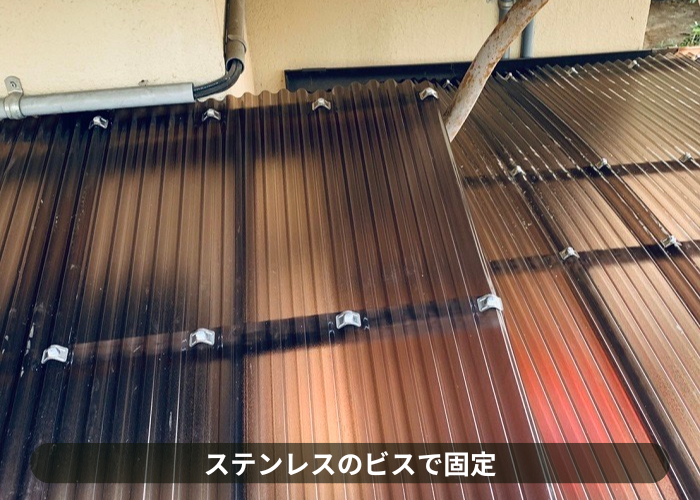 神戸市灘区　物置通路屋根のポリカ波板を貼っている様子