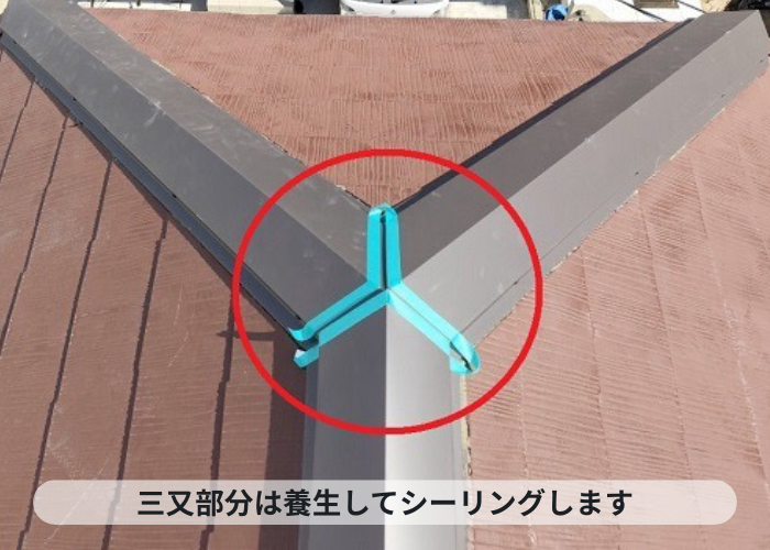 神戸市中央区で春一番の強風対策としてスレート屋根補修の屋根板金取り替えを行う現場でシーリング