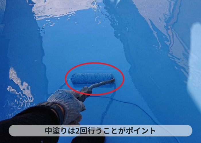 神戸市中央区で集合住宅の一室のバルコニー床にウレタン塗膜防水で2回目の中塗り