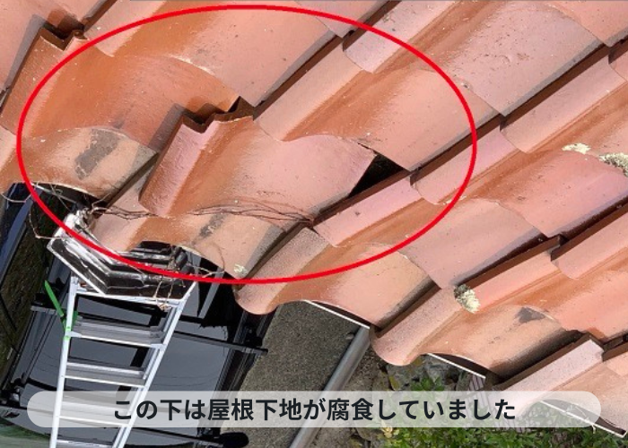 神戸市北区　雨漏りの影響で屋根下地が腐食している様子