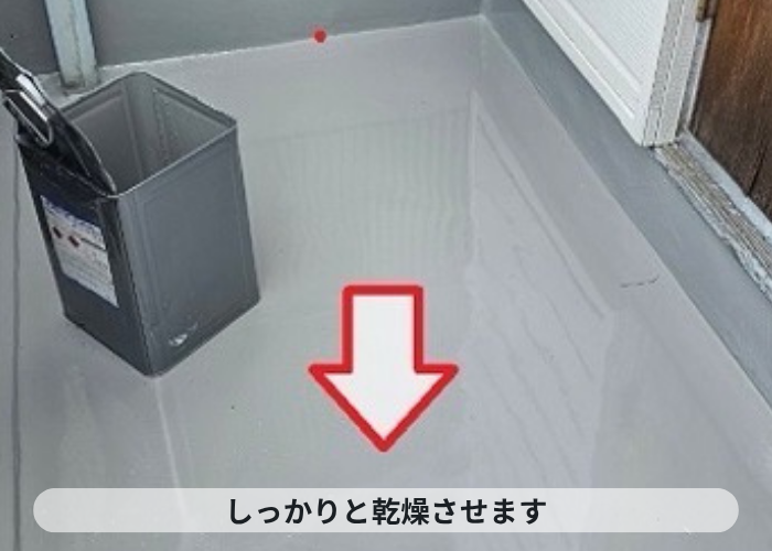 伊丹市　雨漏り修理でバルコニーの土間にウレタン防水を中塗りしている様子