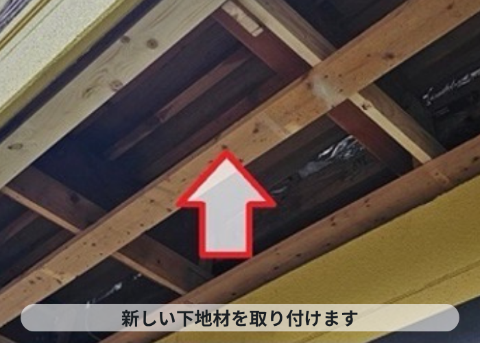 伊丹市　軒天修理で新しい下地材へ交換している様子