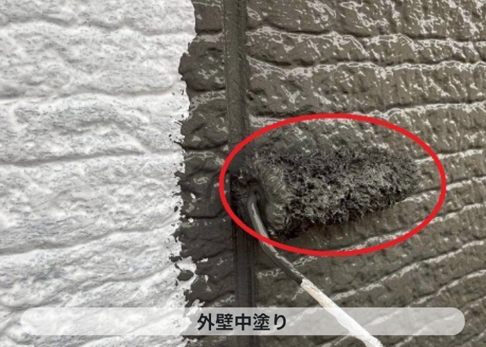 三木市で大和ハウス戸建ての外壁塗り替えで日本ペイントのラジカル制御を使用する現場で中塗り