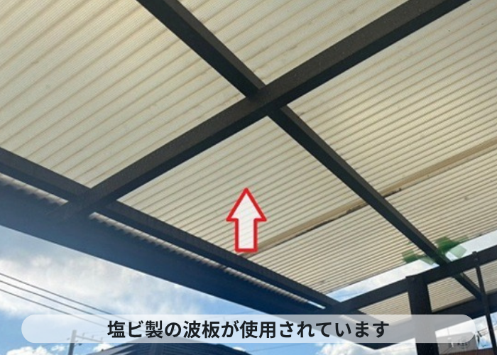 宝塚市　2階バルコニー屋根の波板貼り替えを足場なしで行う現場は塩ビ製の波板