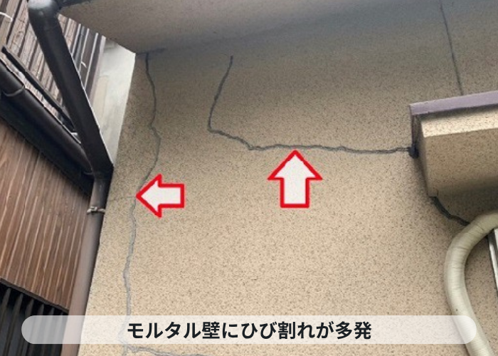 尼崎市　現場でモルタル壁にひび割れが多く発生している様子