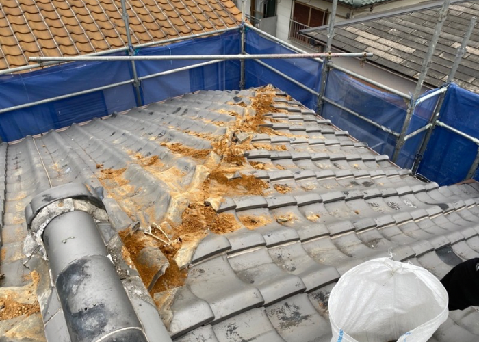 三木市　棟瓦の修理で棟瓦を撤去している様子