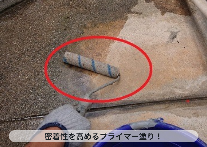 神戸市灘区　雨漏りの原因となっているベランダ防水にプライマーを塗っている様子