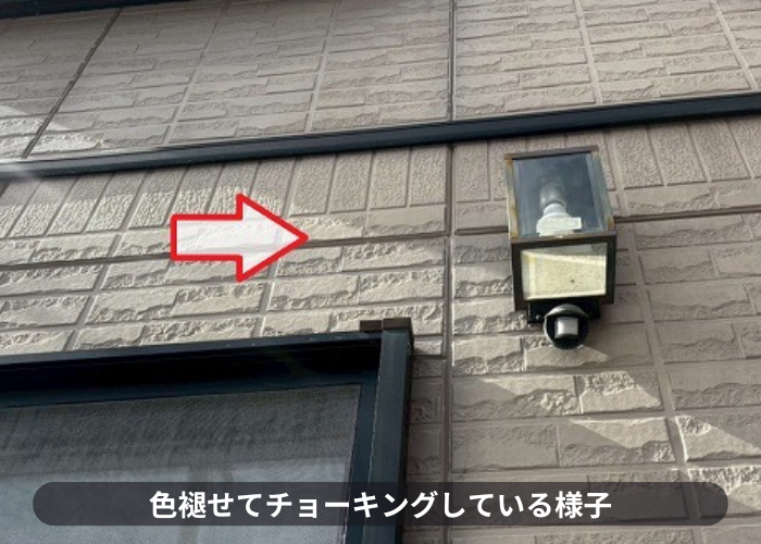 宝塚市　外壁が色あせている様子