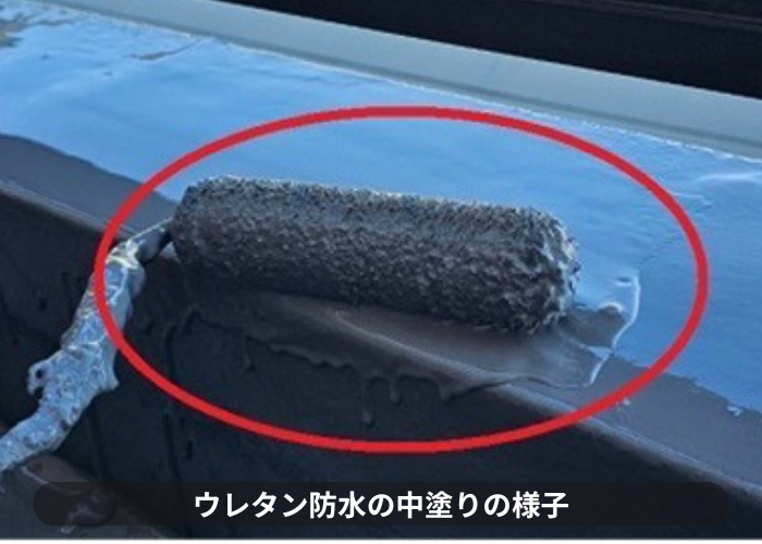 芦屋市　ベランダ防水工事でウレタン防水を塗っている様子