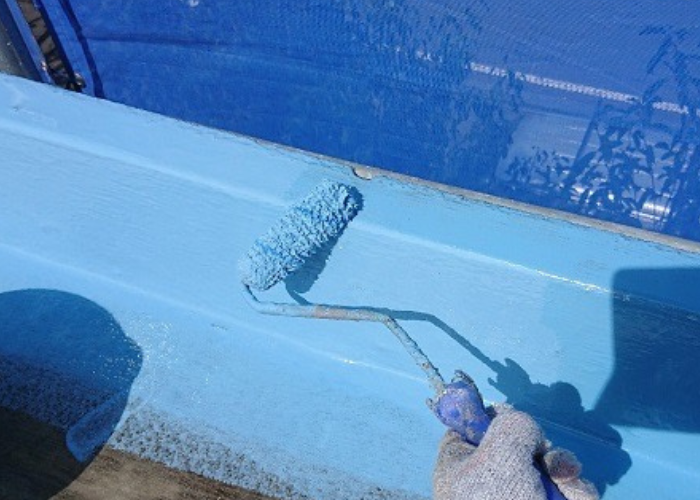 神戸市灘区　ウレタン防水の中塗りを行っている様子