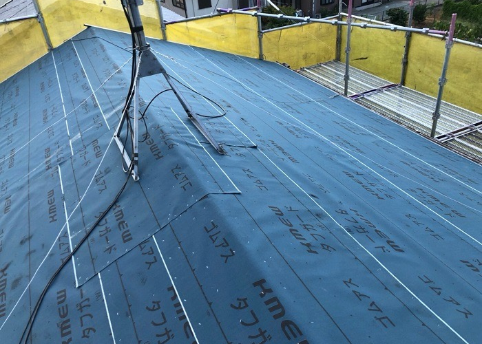 加西市　屋根葺き替え工事で防水シートを貼った様子