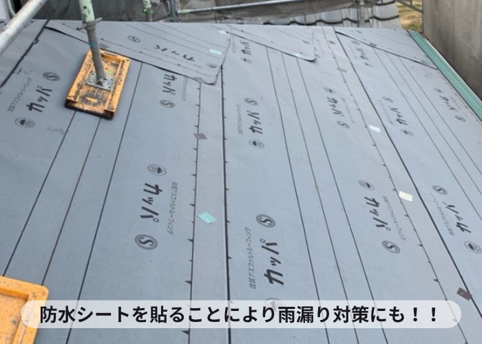 加西市　屋根断熱工事で防水シートを貼っている様子