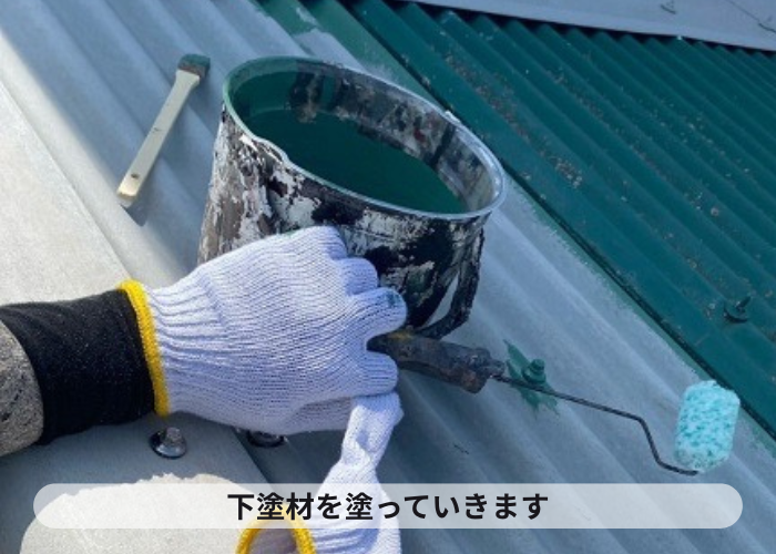 三木市で農業倉庫の庇屋根部分修理で小波スレートを貼りかえで下塗り