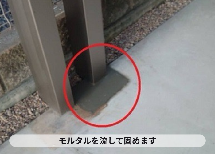 猪名川町　テラス屋根の柱にモルタルを流し込んでいる様子