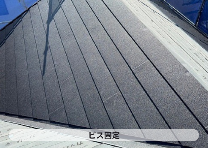 市川町の皆様へ姫路市で行ったＳＧＬ鋼板屋根材を用いた屋根カバー工事を行った現場でビス固定