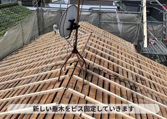 伊丹市　屋根通気断熱工事で垂木を取り付けたとの様子