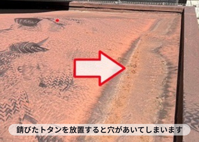 宝塚市　玄関屋根のトタンが錆びている様子