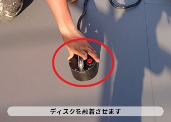 尼崎市　マンション屋上防水工事で塩ビシートを融着させている様子