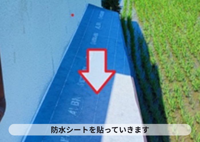 伊丹市　増築部分のスレート屋根へ防水シートを貼っている様子