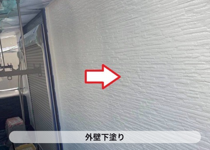 小野市でプレミアムシリコンを用いた外壁塗装工事を行った現場で下塗り