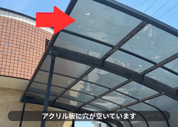 市川町　雹災害によりカーポート屋根のアクリル板が割れている様子