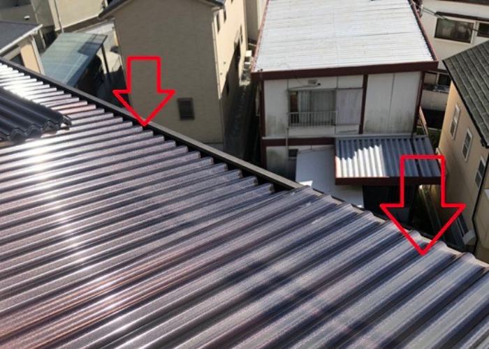神戸市中央区　神戸市中央区でベランダ屋根にポリカ波板を貼っている様子