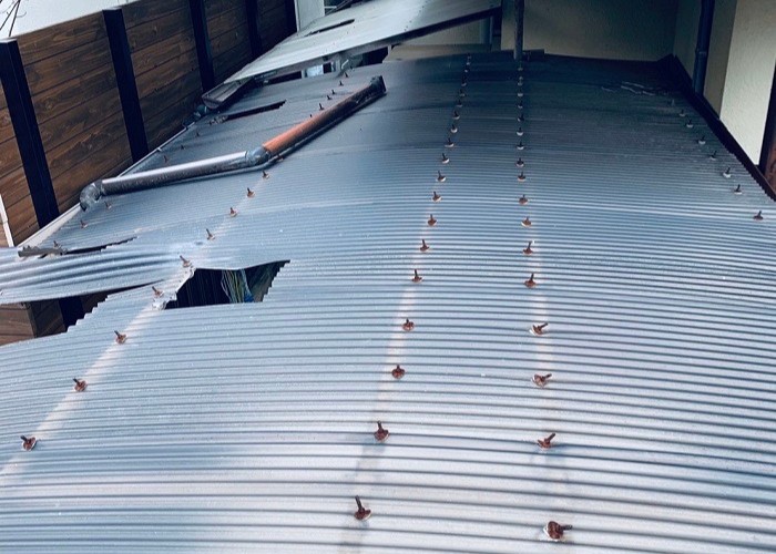 神戸市灘区　物置通路屋根のポリカ波板を貼り替える前の様子