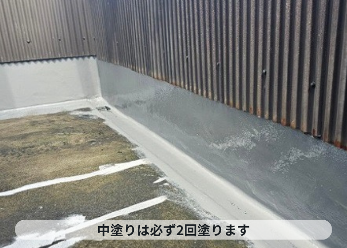 伊丹市　バルコニーの雨漏り修理で立ち上がりの中塗り完了