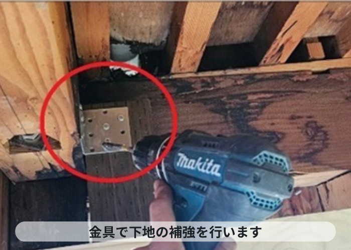 伊丹市　軒天修理で下地材を金具で連結している様子