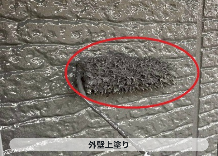 三木市で大和ハウス戸建ての外壁塗り替えで日本ペイントのラジカル制御を使用する現場で上塗り