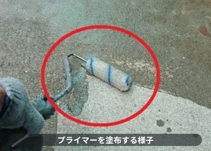 西宮市　西宮市でのベランダ防水でプライマーを塗っている様子