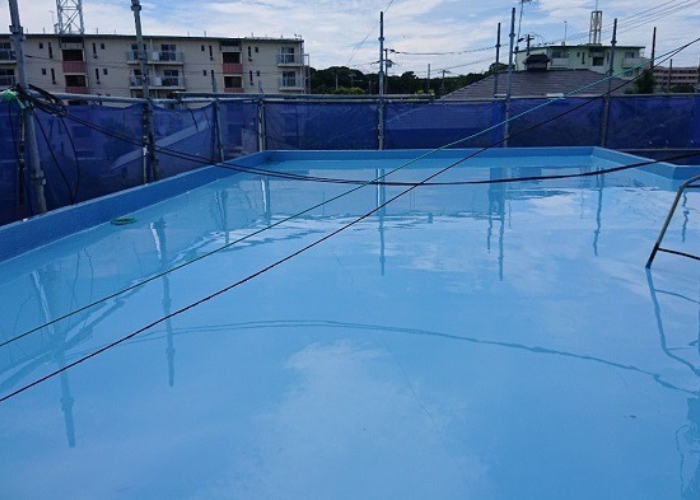 神戸市灘区　屋上の雨漏り修理でウレタン防水の中塗りが完了した様子