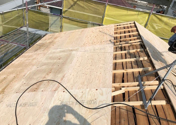 加西市　屋根葺き替え工事で下地用合板を貼っている様子